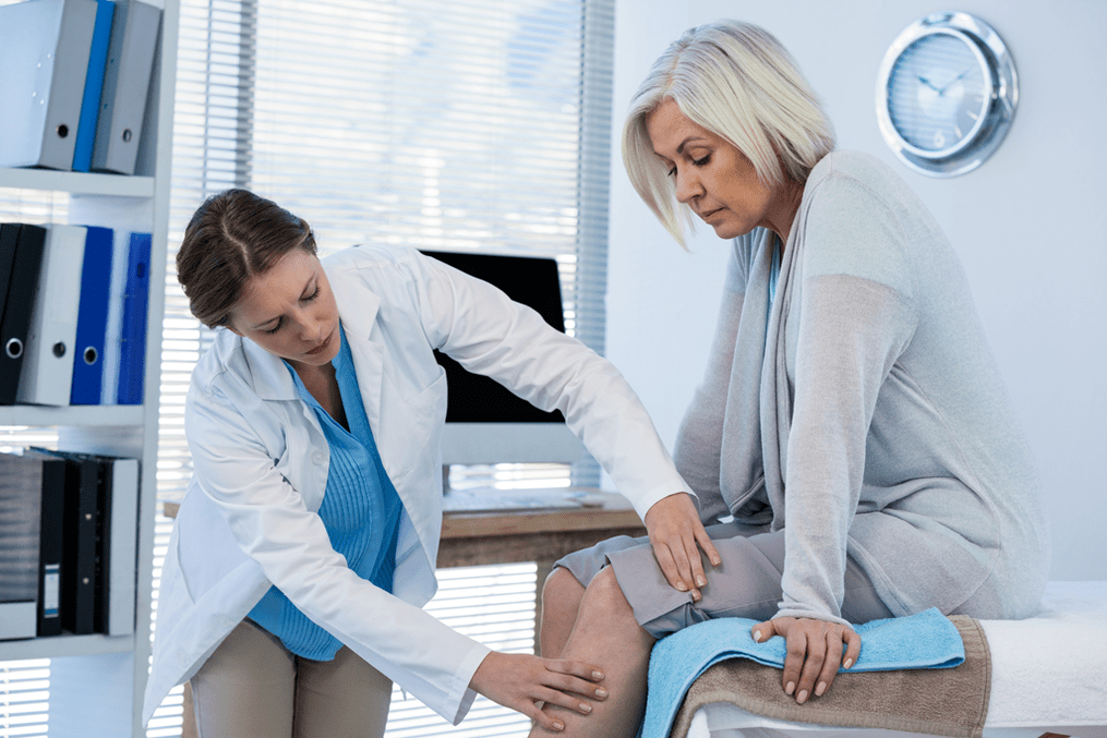 Doctors examine patients with arthrosis of the knee joint