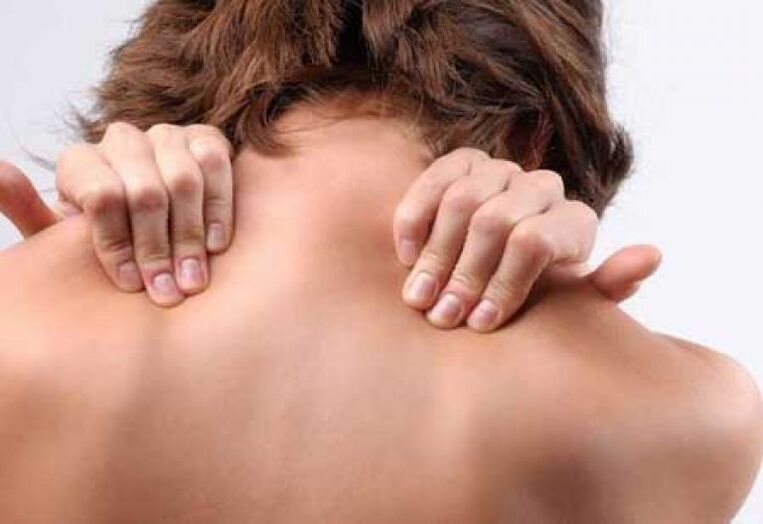 Symptoms of thoracic osteochondrosis are pain between the shoulder blades. 